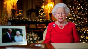 "Tenho saudades, Philip": Rainha Isabel II deixa homenagem ao falecido marido em mensagem de Natal