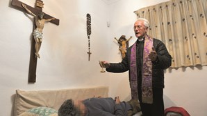 Padre hipnotiza mulher para a violar em exorcismo