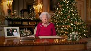 "Tenho saudades, Philip": Rainha Isabel II deixa homenagem ao falecido marido em mensagem de Natal