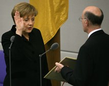 Merkel foi eleita em 2005 e desde aí liderou sucessivos governos de coligação
