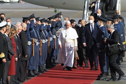 Chegada do Papa Francisco ao Aeroporto Internacional de Atenas, na Grécia, vindo do Chipre