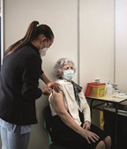 Reforço da vacina limita o número de pessoas em idade mais avançada atingidas pela Covid 