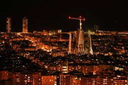 Vista geral das torres da Sagrada Família e da nova torre inaugurada