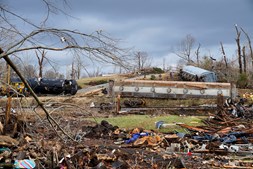 Tornado deixa cenário de destruição em Kentucky nos EUA e provoca pelo menos 70 mortos