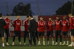 Nélson Veríssimo iniciou  o treino de ontem com uma  conversa com os jogadores