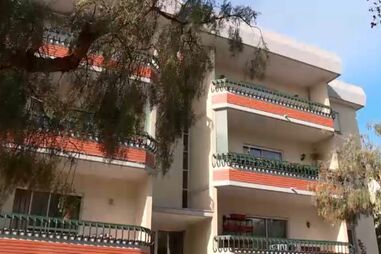 Mãe asfixia gémeos recém-nascidos com as mãos após o parto em casa em Cascais