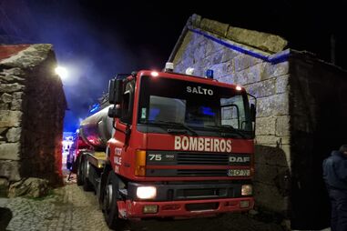 Incêndio destrói armazém agrícola em Montalegre