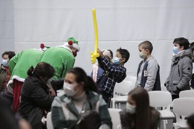 Maioria das crianças chega tranquila à vacina mas houve lágrimas, gritos e pipocas