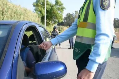 Autoridades na estrada durante quadra festiva