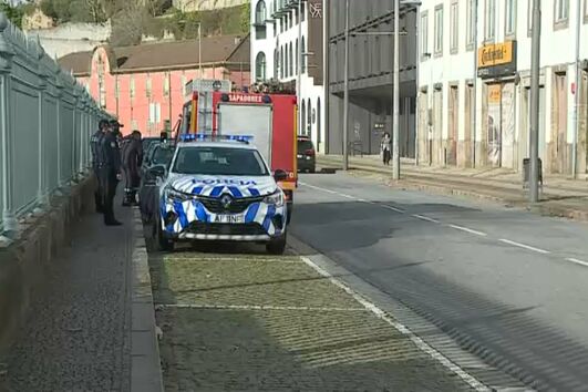 Dois agentes da PSP feridos durante perseguição a carro roubado no Porto