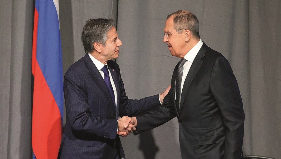 Antony Blinken (esq.) e Sergei Lavrov trocaram avisos mas não fizeram propostas concretas para aliviar a tensão 
