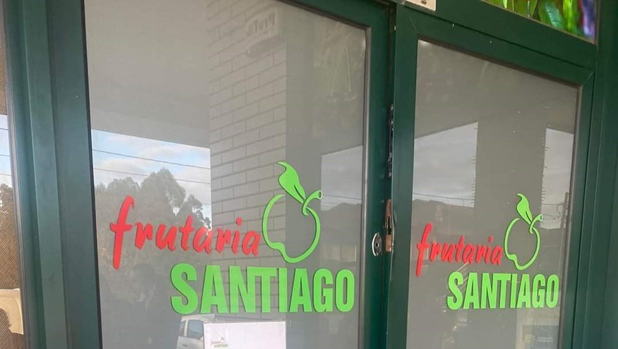Assaltantes roubou cerca de três mil euros em bacalhau, presunto e chocolates, na frutaria Santiago