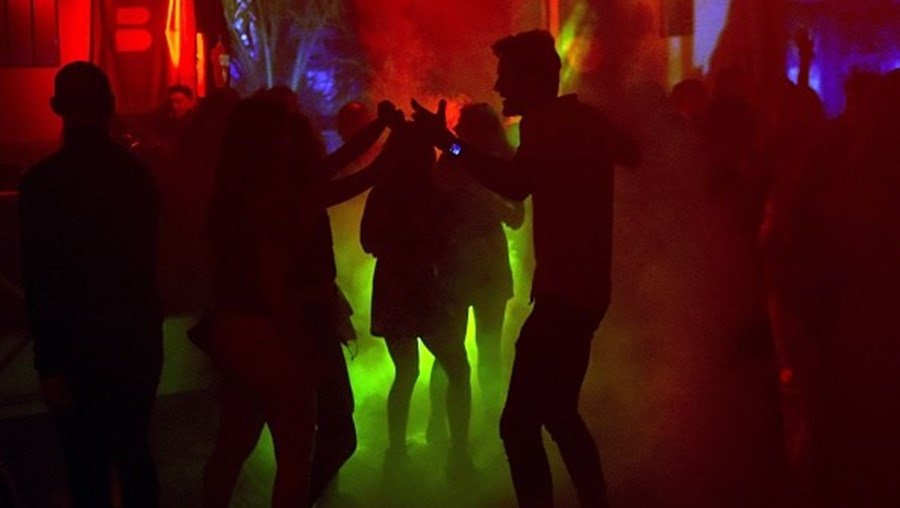 Discotecas voltam a encerrar em França para impedir aumento de casos Covid