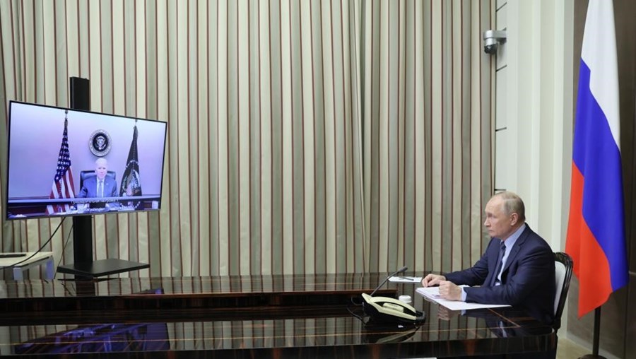 Putin e Biden reuniram em conferência virtual