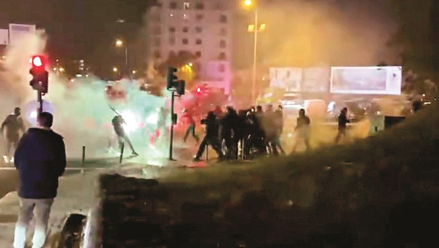 Intervenção junto ao Estádio da Luz devido a batalha entre claques terminou com a PSP aos tiros para o ar e 54 detidos
