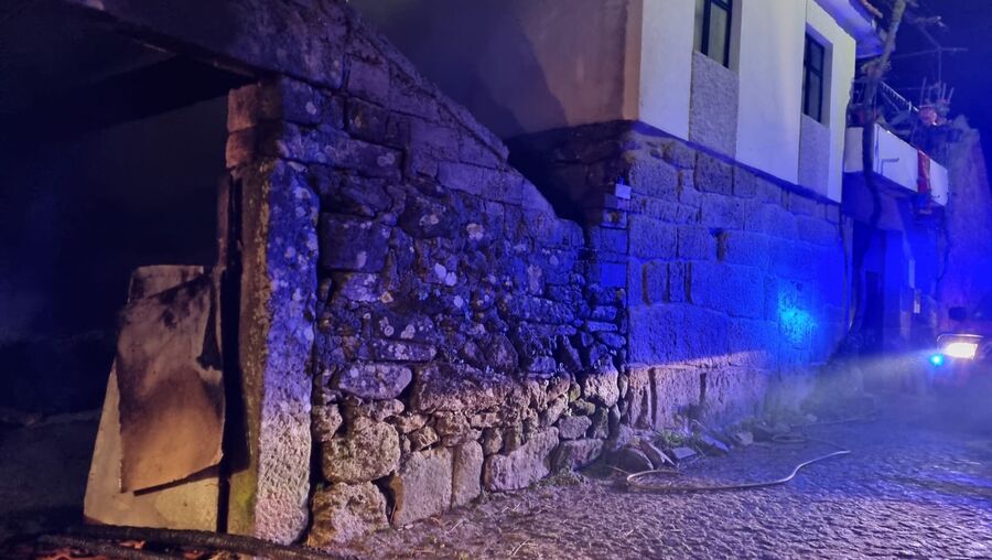 Incêndio destrói armazém agrícola em Montalegre