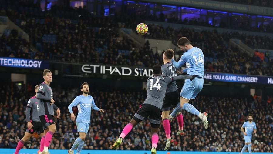 Lance de ataque do Manchester City, com Laporte a cabecear e Bernardo Silva na expectativa