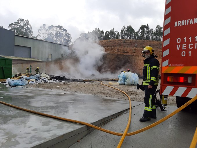 Incêndio deflagrou numa fábrica de derivados de madeira em Santa Maria da Feira