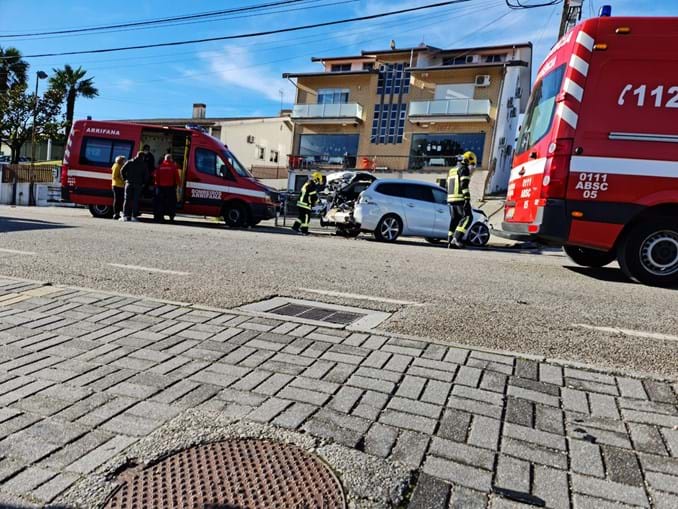 Dois feridos em colisão entre três carros em Santa Maria da Feira