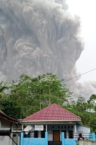 Erupção de vulcão na Indonésia faz um morto e dezenas de feridos