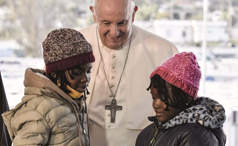 Papa com duas jovens refugiadas