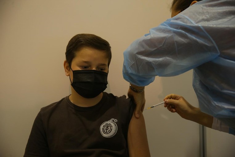 Milhares de crianças começam a ser vacinadas contra a Covid-19