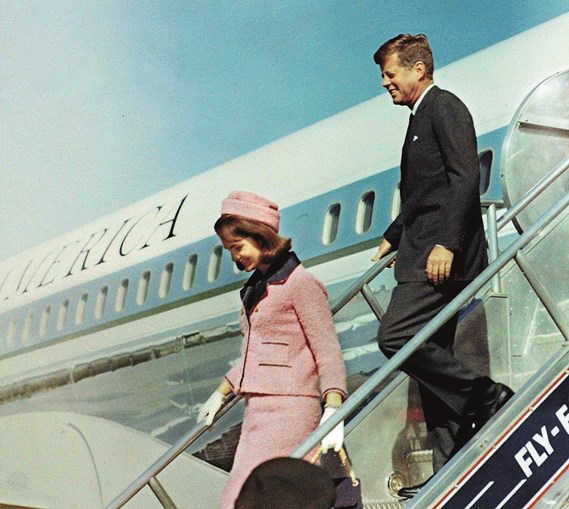 Kennedy e a mulher, Jacqueline, chegaram a Dallas numa visita que causava pesadelos às agências de segurança. Acabou baleado no carro descapotável e morreu nos braços da primeira-dama.