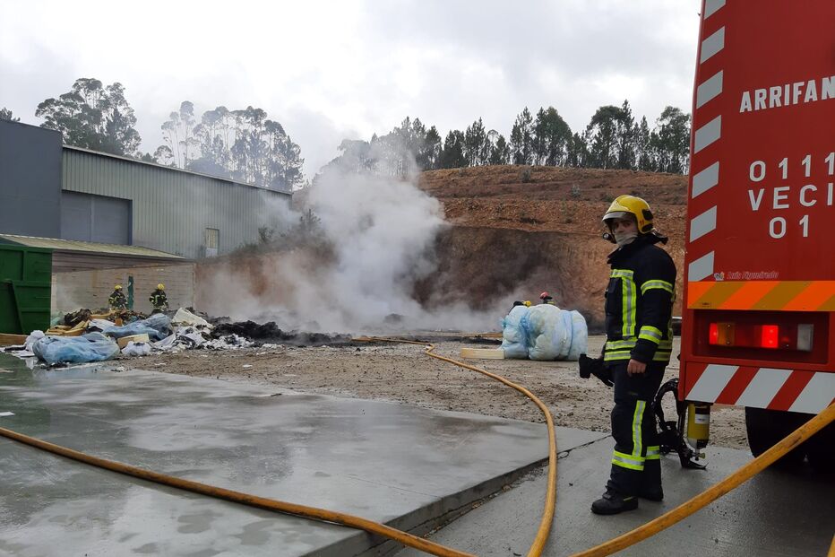 Incêndio deflagrou numa fábrica de derivados de madeira em Santa Maria da Feira