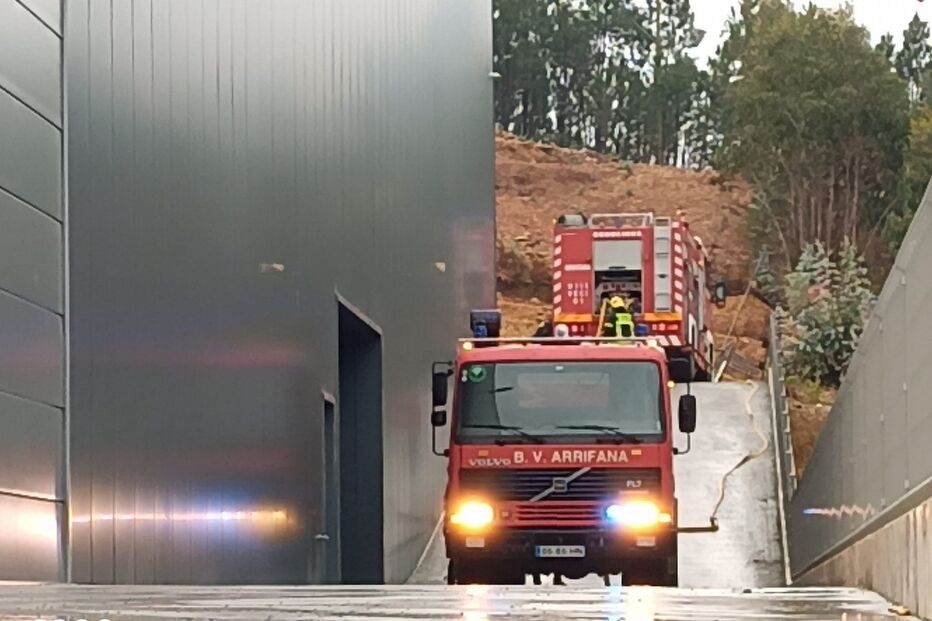 Incêndio deflagrou numa fábrica de derivados de madeira em Santa Maria da Feira