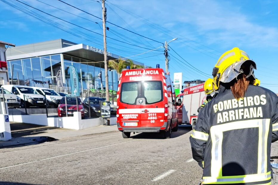 Dois feridos em colisão entre três carros em Santa Maria da Feira