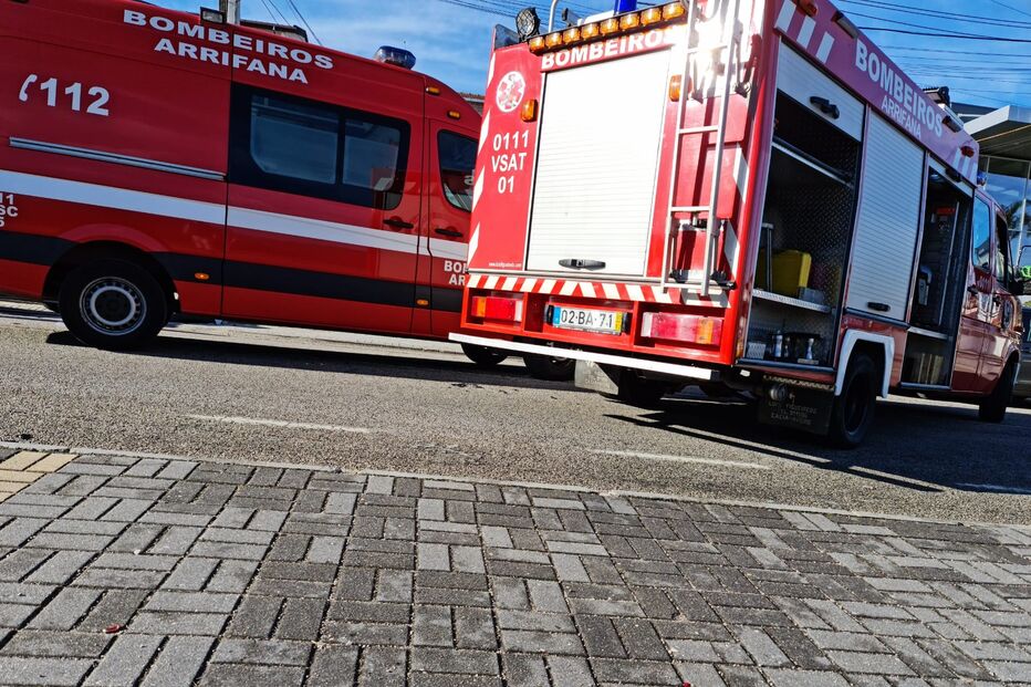 Dois feridos em colisão entre três carros em Santa Maria da Feira