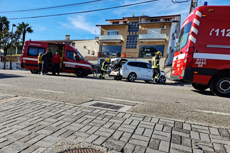 Dois feridos em colisão entre três carros em Santa Maria da Feira