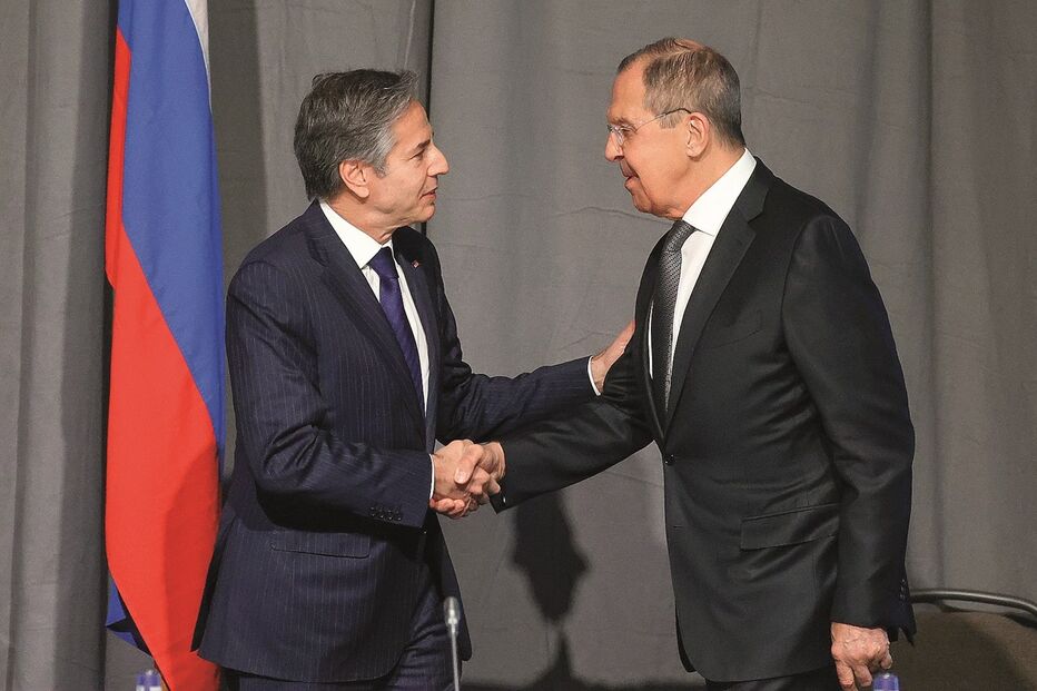 Antony Blinken (esq.) e Sergei Lavrov trocaram avisos mas não fizeram propostas concretas para aliviar a tensão 