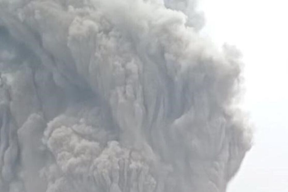 Erupção de vulcão na Indonésia faz um morto e dezenas de feridos