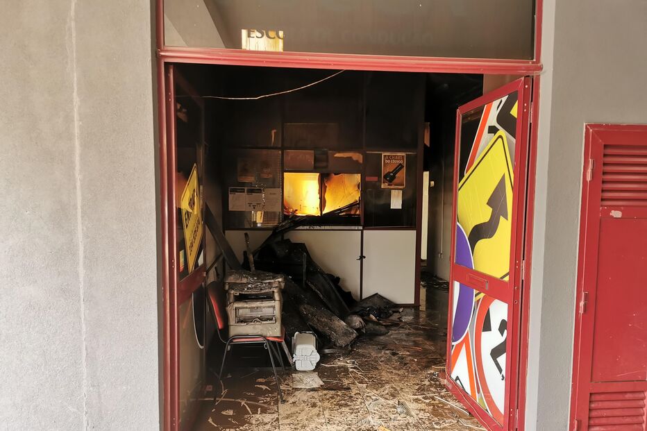 fogo, incêndio, escola de condução