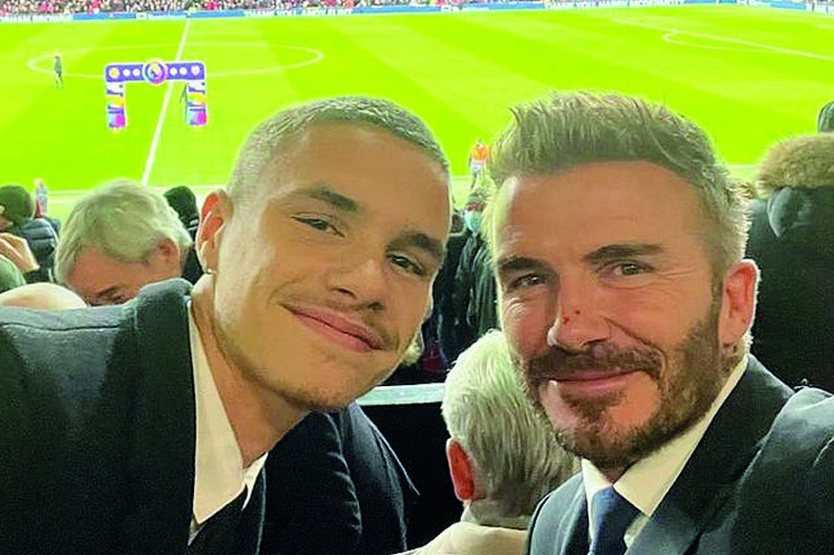 Romeo e David Beckham assistem ao jogo do United