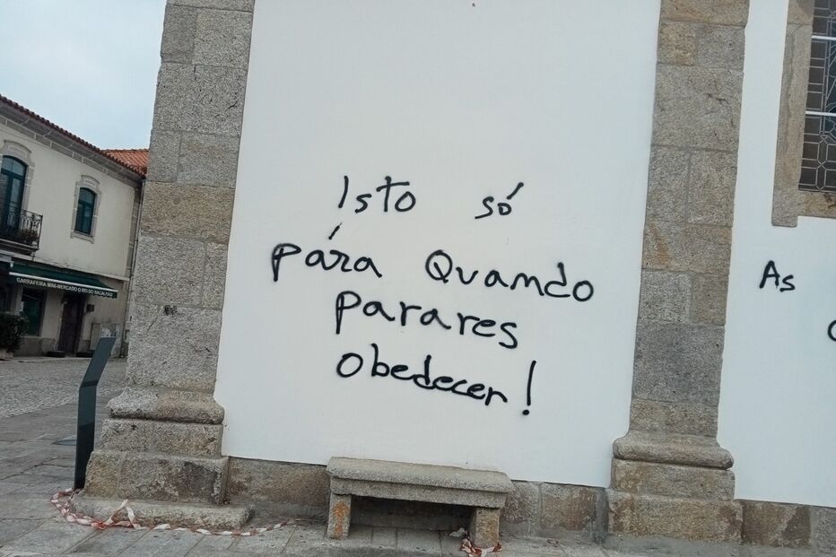 vandalismo, mensagem negacionista