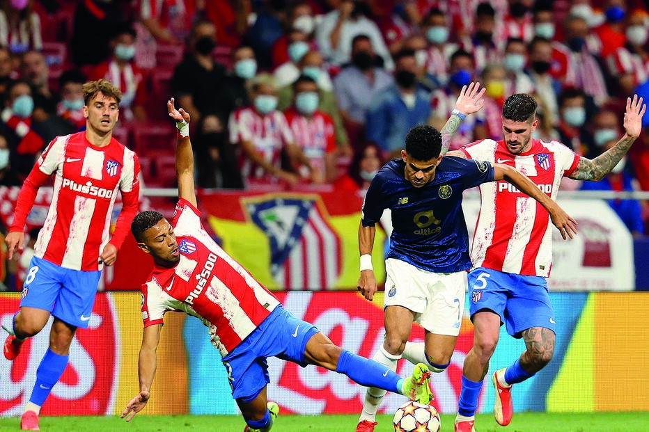 Luis Díaz em ação no jogo realizado em Madrid, no qual o FC Porto empatou sem golos com o Atlético Madrid 