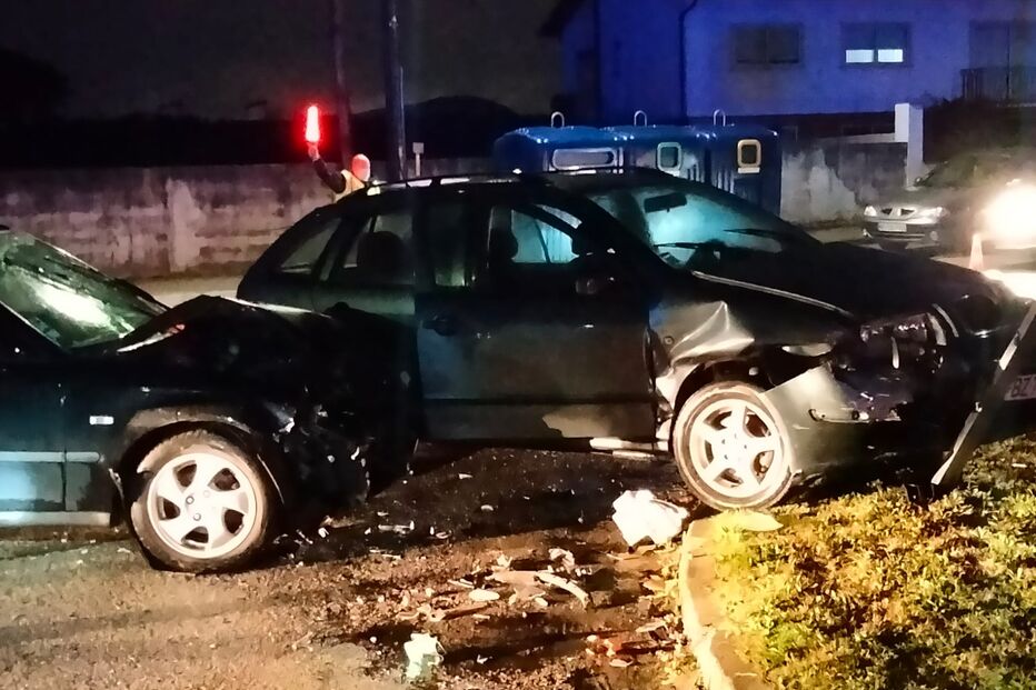 Mulher ferida em colisão entre dois carros em Aveiro