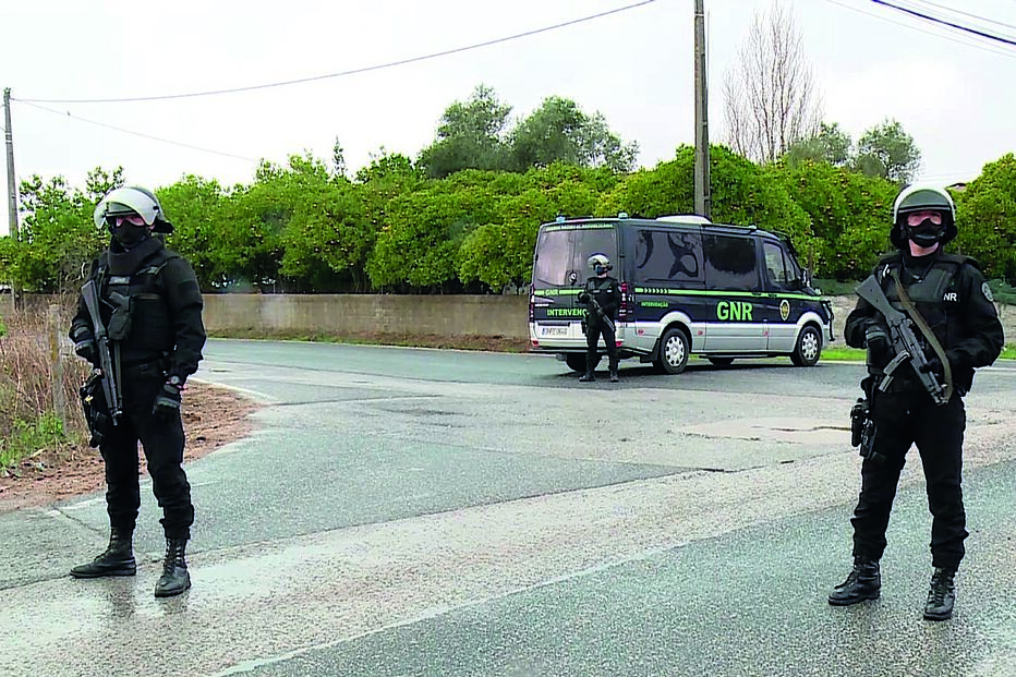 Tensão e tiros no momento em que o homem que disparou sobre militares é abatido pela GNR no Pinhal Novo 