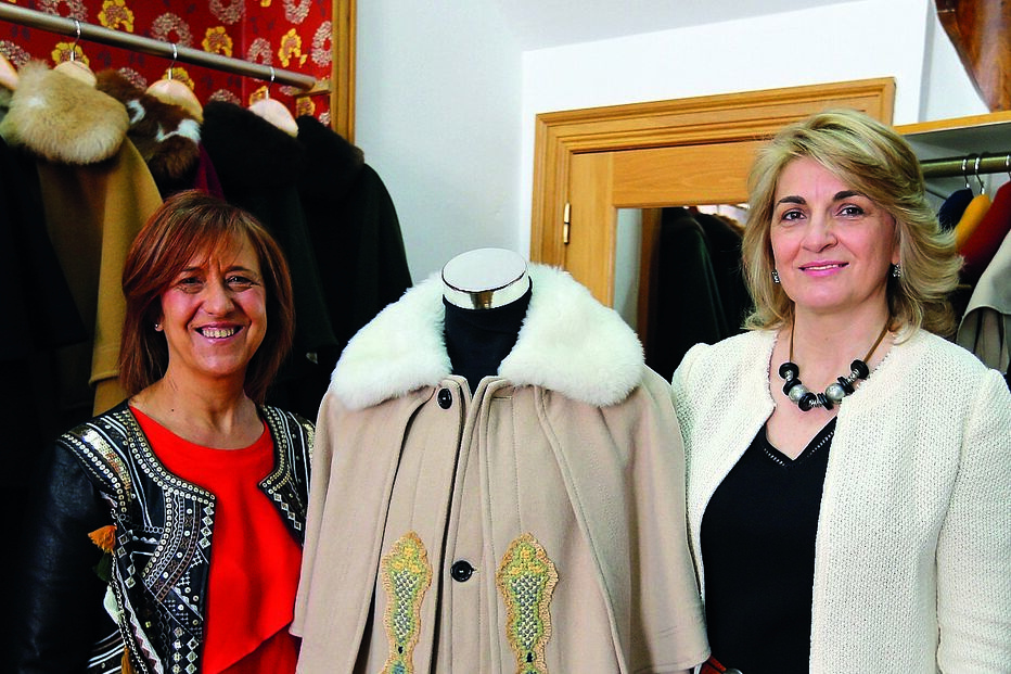 Delfina Marques e Hortense Canelas com capote que criaram para o Papa