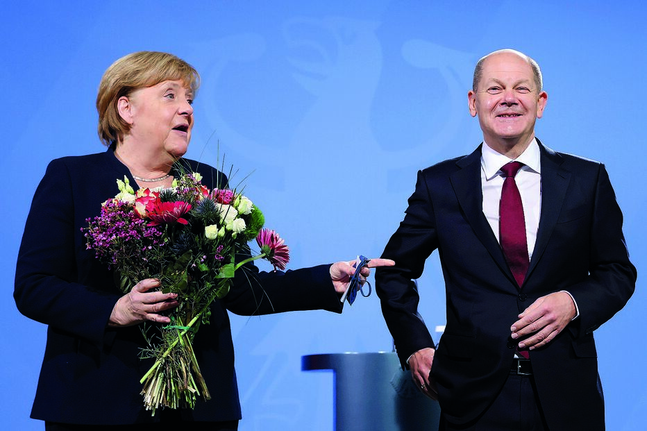 Merkel desejou sorte ao sucessor, a quem transmitiu oficialmente o cargo numa cerimónia na chancelaria de Berlim 