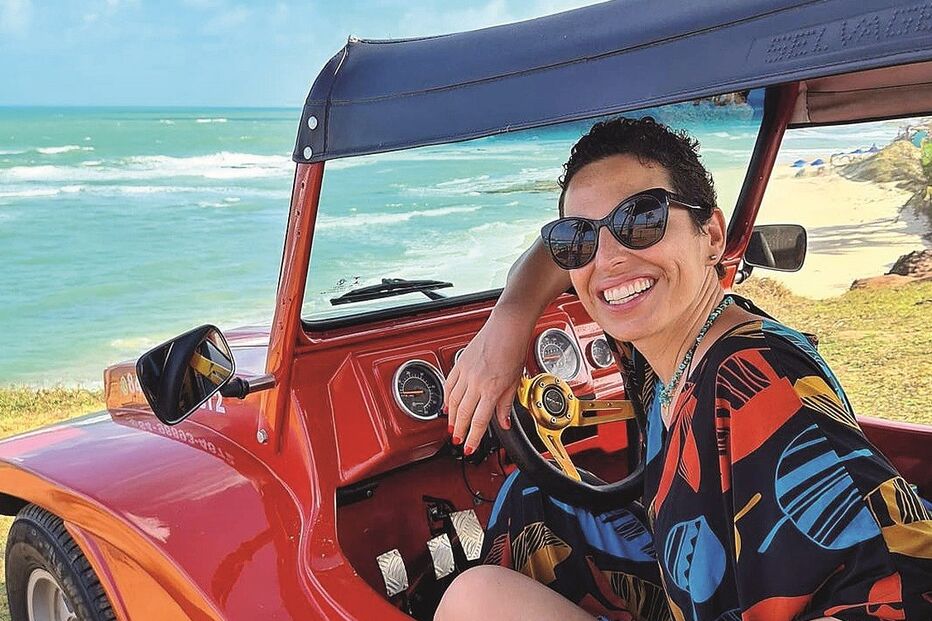 Joana Cruz mostra-se  orgulhosa em biquíni durante férias no Brasil. Locutora aproveita ao máximo dias de sol e calor