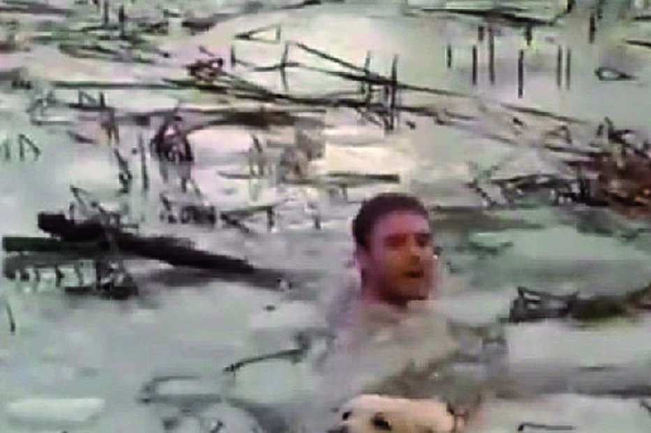 Polícias salvam cão preso em lago gelado