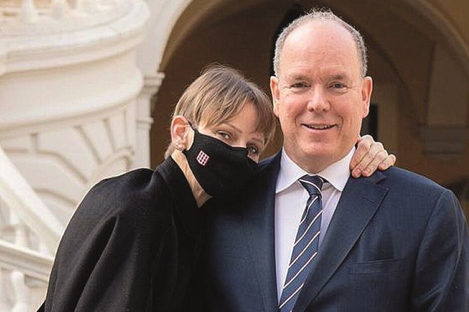 Charlene posou de máscara quando voltou ao Mónaco, com Alberto e os dois filhos