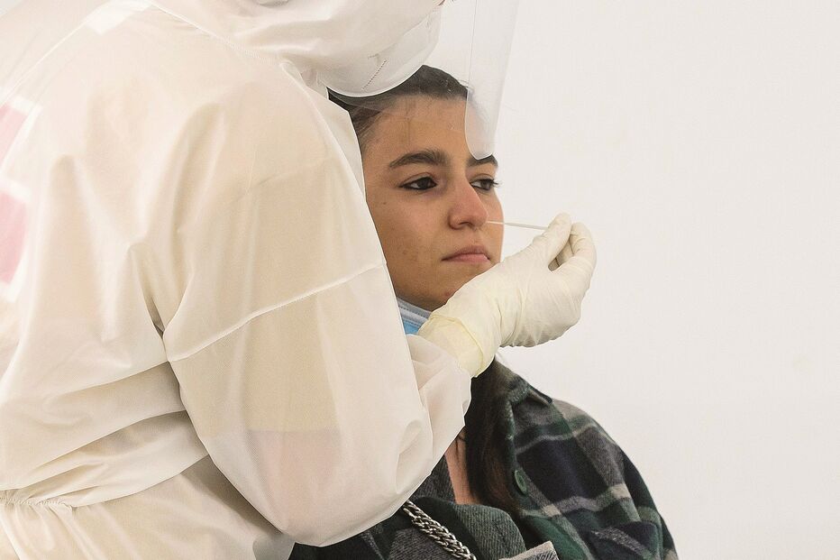 Teste PCR confirma se a Ómicron é a responsável pela infeção. Delta é a dominante no País 