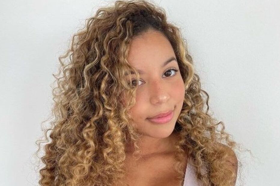 Camila Elle tem 22 anos