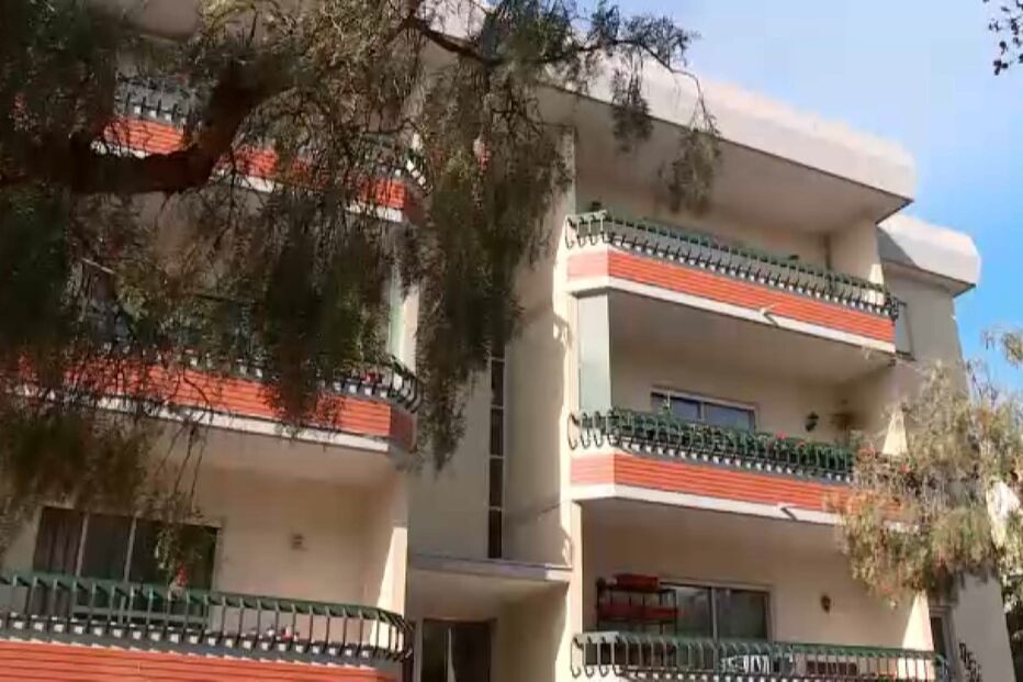Mãe asfixia gémeos recém-nascidos com as mãos após o parto em casa em Cascais