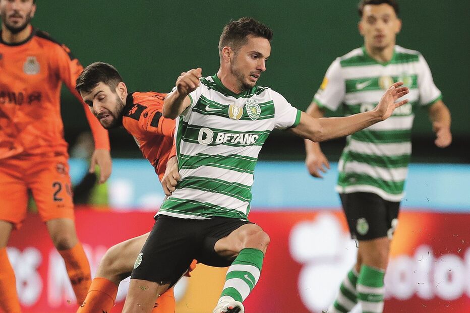 Sarabia foge à marcação de Vukotic. O jogador do Sporting esteve em bom plano, com um golo e uma assistência