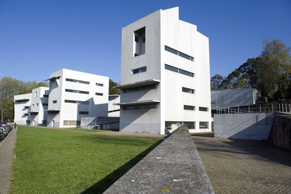 Alunos da Faculdade de Arquitetura alertam para vários furtos em viaturas 